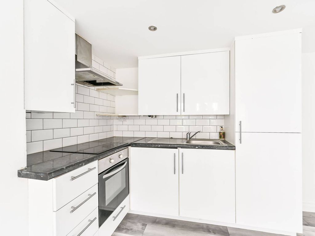 1 bed flat for sale in Ommaney Road, New Cross, London SE14, £300,000