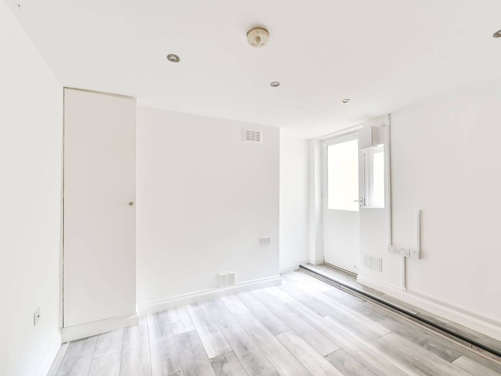 1 bed flat for sale in Ommaney Road, New Cross, London SE14, £300,000
