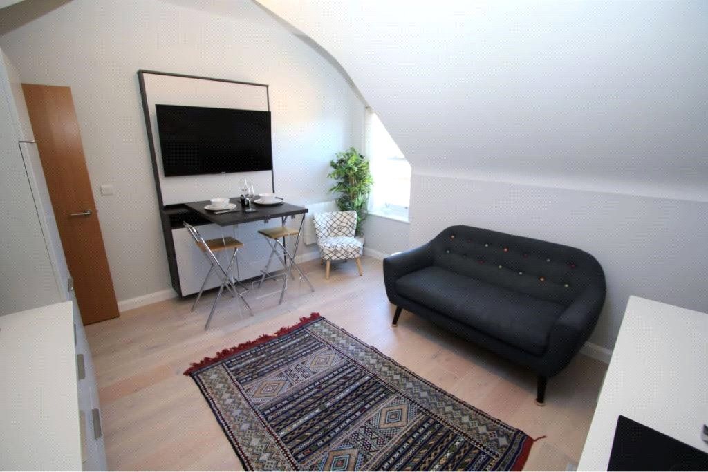 1 bed flat for sale in Guildford, Surrey GU1, £240,000