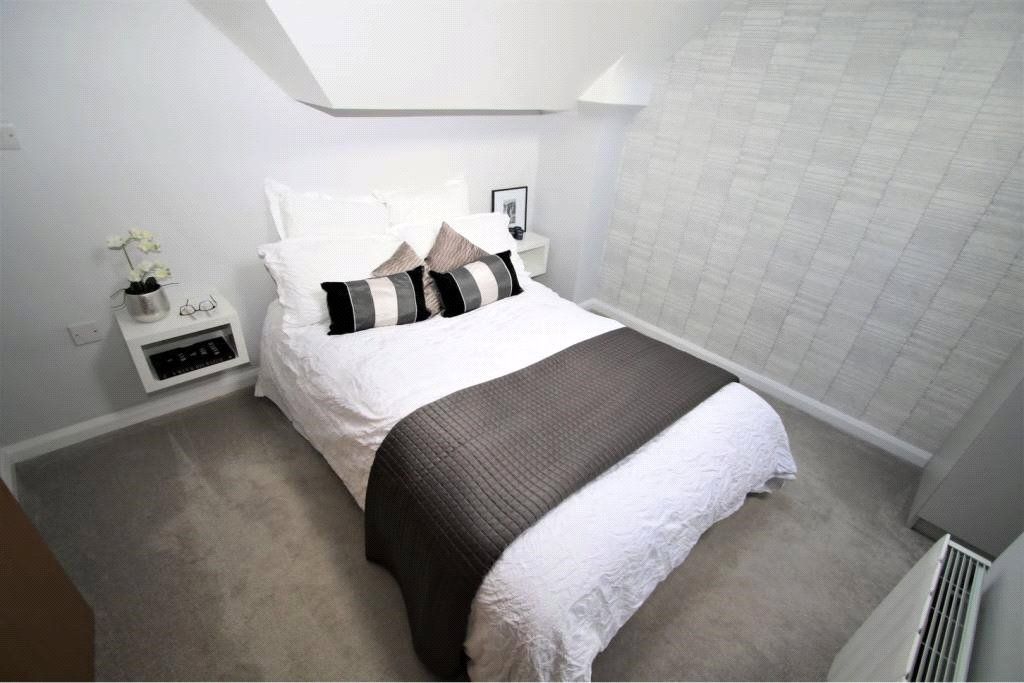 1 bed flat for sale in Guildford, Surrey GU1, £240,000