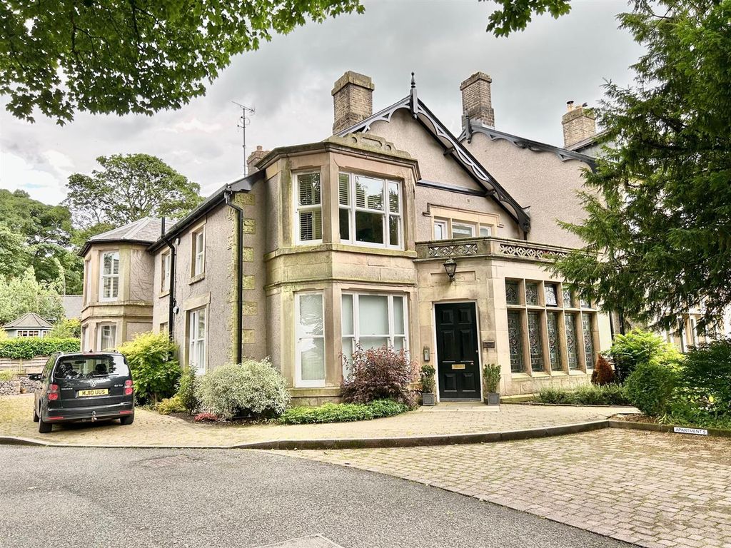 2 bed flat for sale in Macclesfield Road, Buxton SK17, £320,000