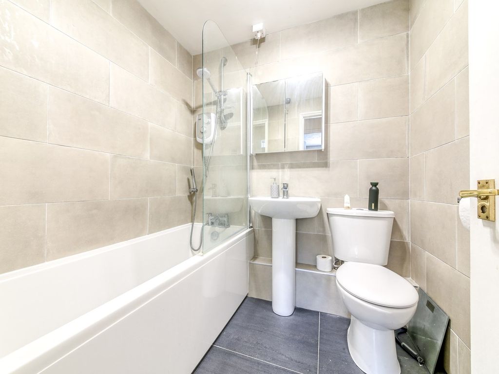 1 bed flat for sale in Muggeridge Close, South Croydon CR2, £230,000