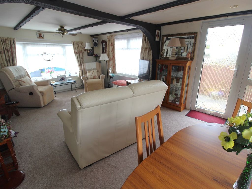 2 bed mobile/park home for sale in Golden Willows, Ickleford, Hitchin SG5, £199,999