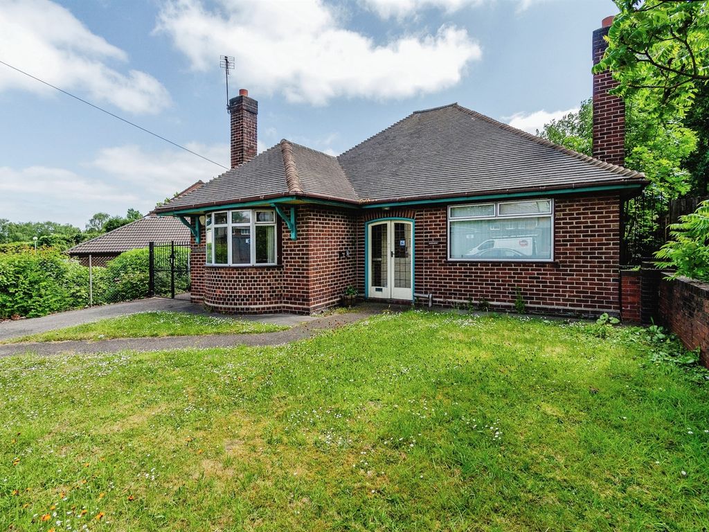 3 bed detached bungalow for sale in Bilston Lane, Willenhall WV13, £300,000