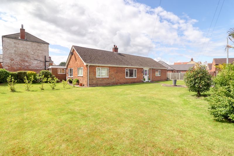 4 bed detached bungalow for sale in Bowling Green Lane, Crowle, Scunthorpe DN17, £325,000