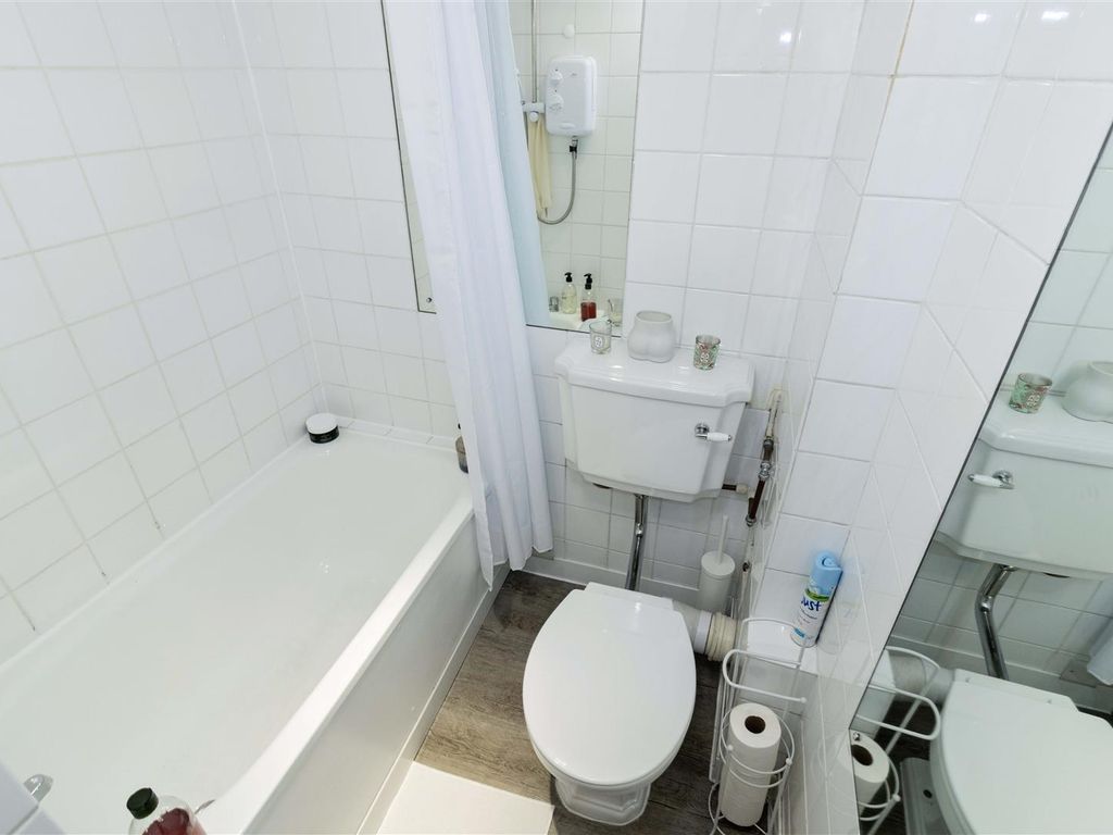 1 bed flat for sale in Russell Square, Brighton BN1, £220,000