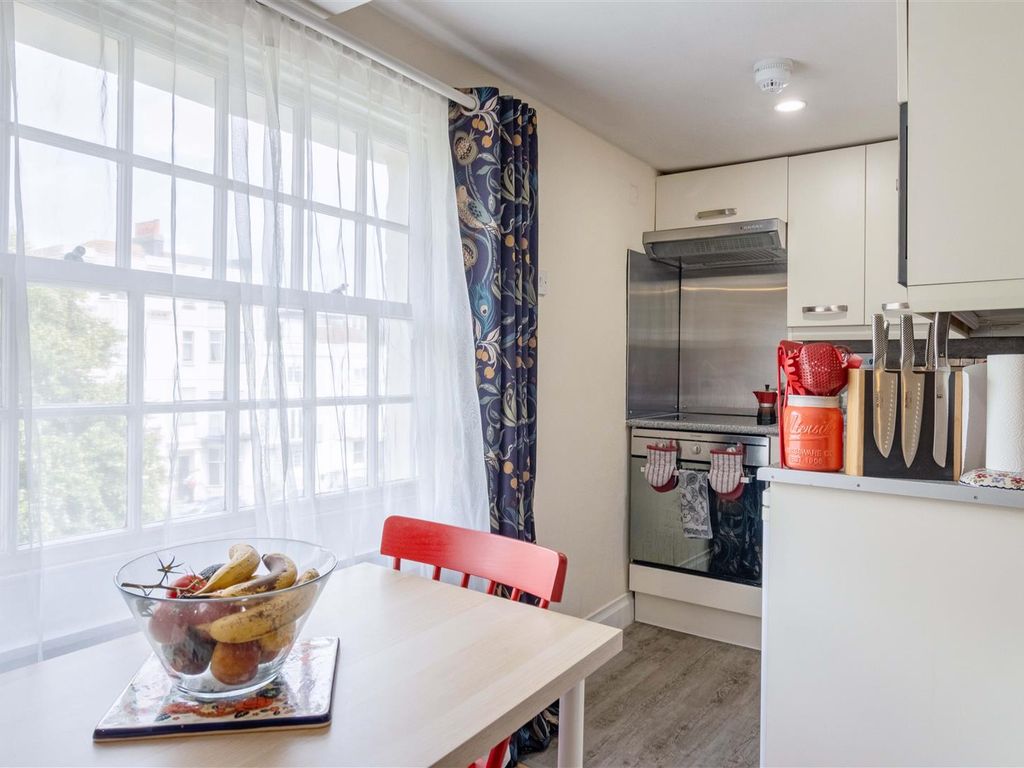 1 bed flat for sale in Russell Square, Brighton BN1, £220,000