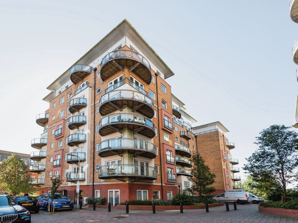 1 bed flat for sale in Winterthur Way, Basingstoke, Hampshire RG21, £125,000