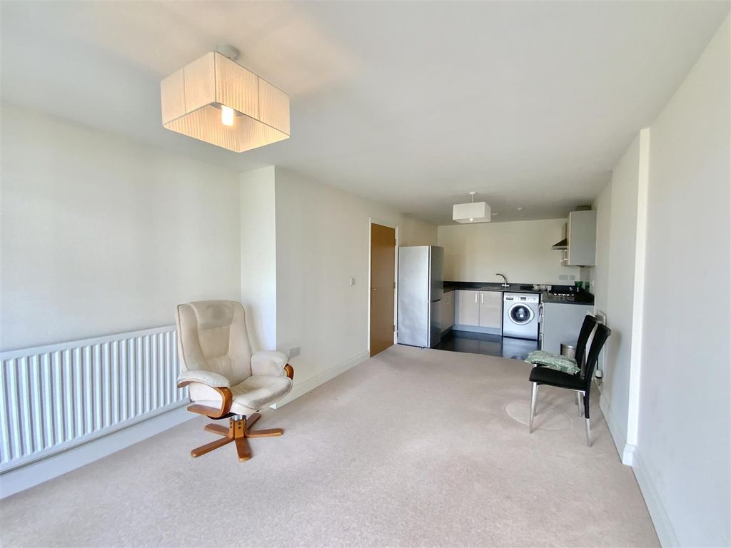 1 bed flat for sale in Wolverton Park Road, Wolverton, Milton Keynes MK12, £165,000
