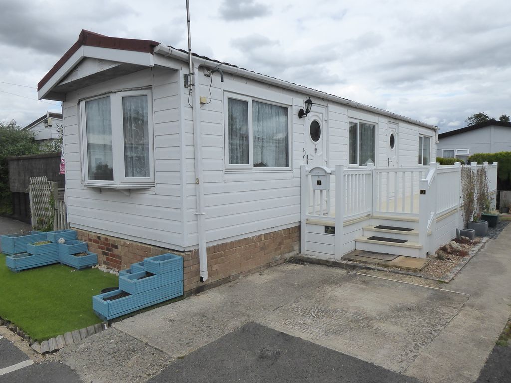 1 bed mobile/park home for sale in St. Johns Priory Park, Lechlade, Gloucestershire GL7, £82,500