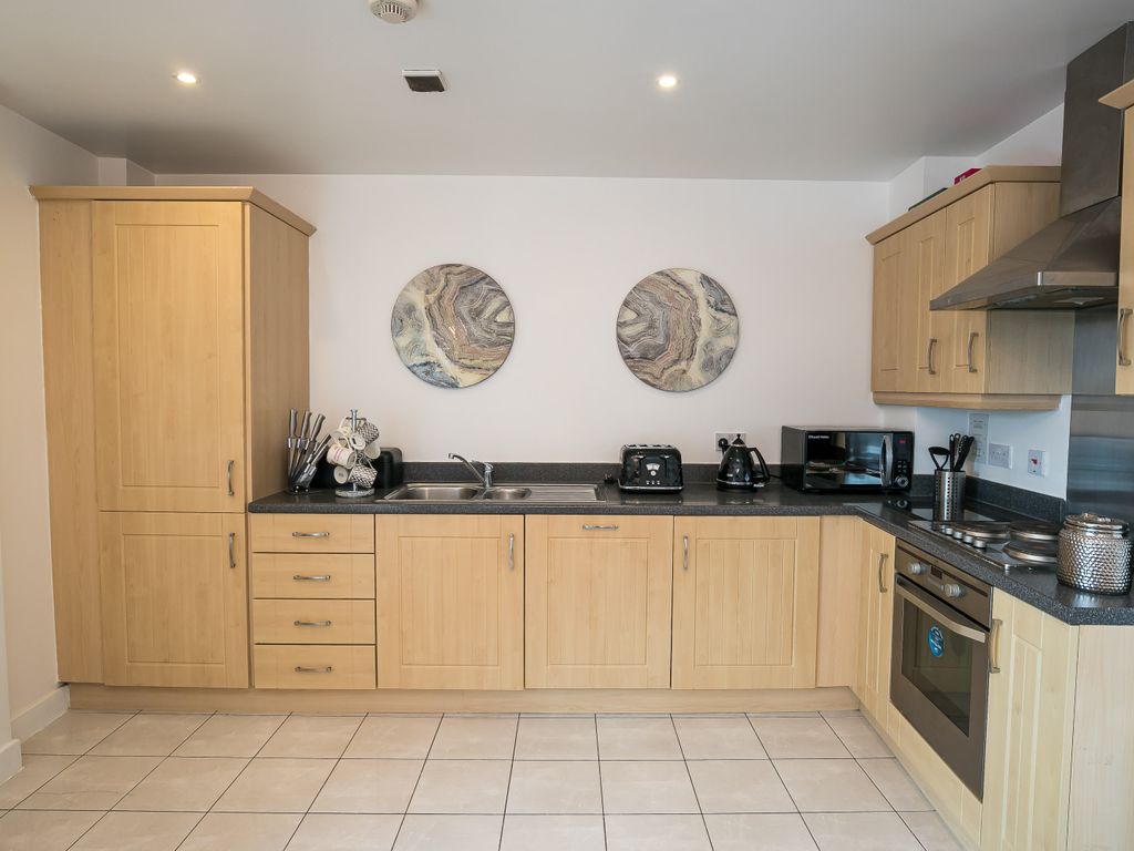 2 bed flat for sale in Meadow Court, Wrexham LL13, £140,000