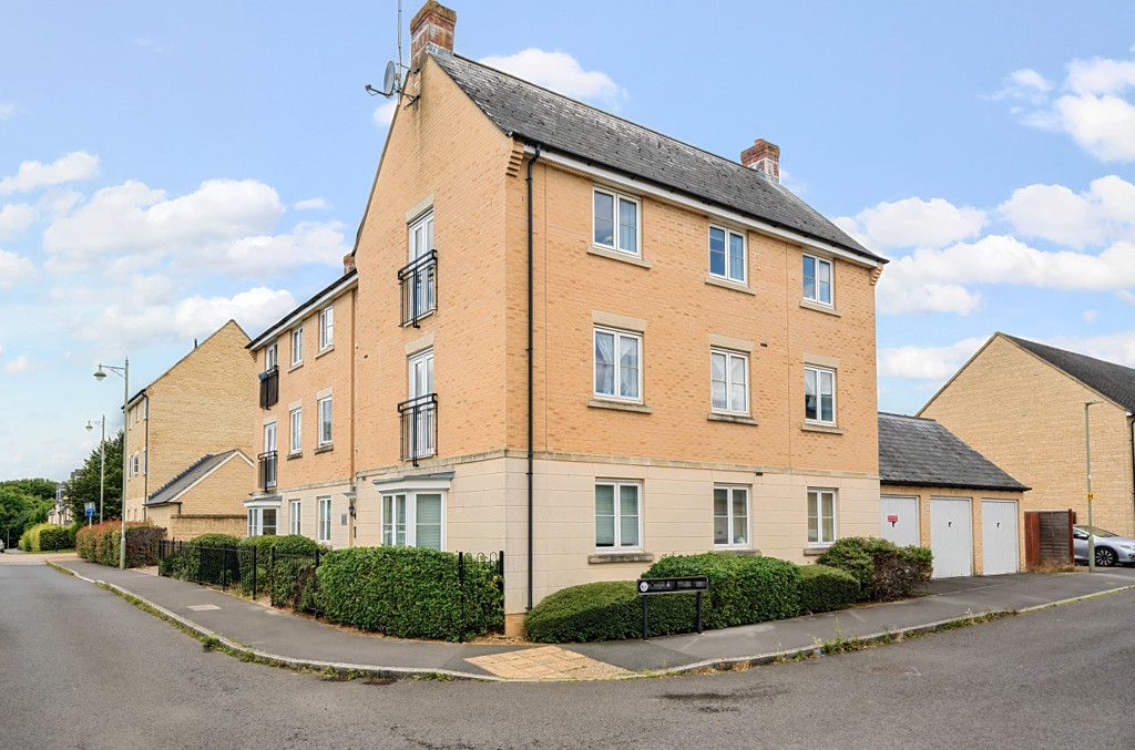 2 bed flat for sale in Sorrel Way, Carterton, Oxfordshire OX18, £185,000
