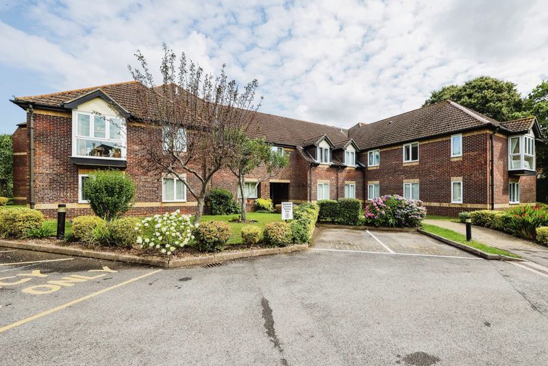 2 bed flat for sale in Copper Beeches, Denmead PO7, £135,000