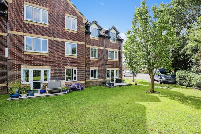 2 bed flat for sale in Copper Beeches, Denmead PO7, £135,000