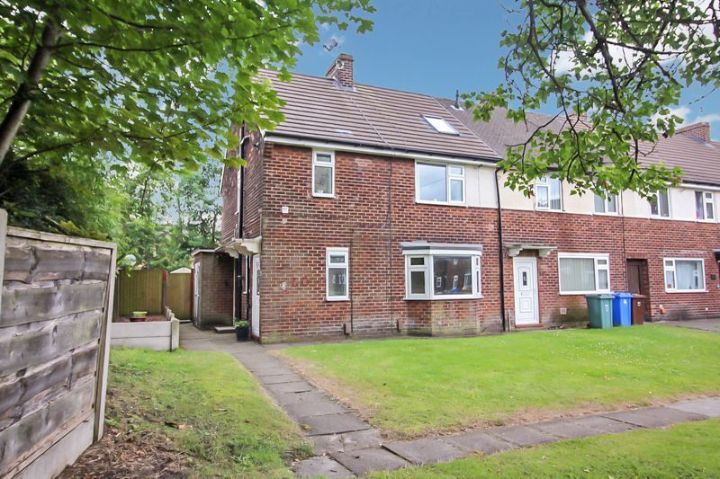 2 bed flat for sale in Welbeck Close, Whitefield, Manchester M45, £135,000