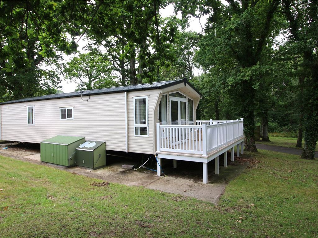 2 bed mobile/park home for sale in Hoburne Bashley, New Milton BH25, £25,000
