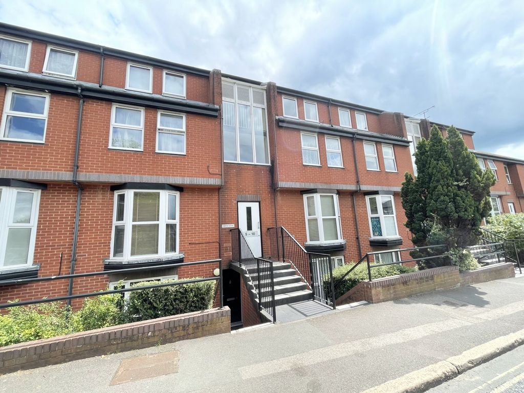 1 bed flat for sale in Grosvenor Road, Aldershot, Hampshire GU11, £100,000