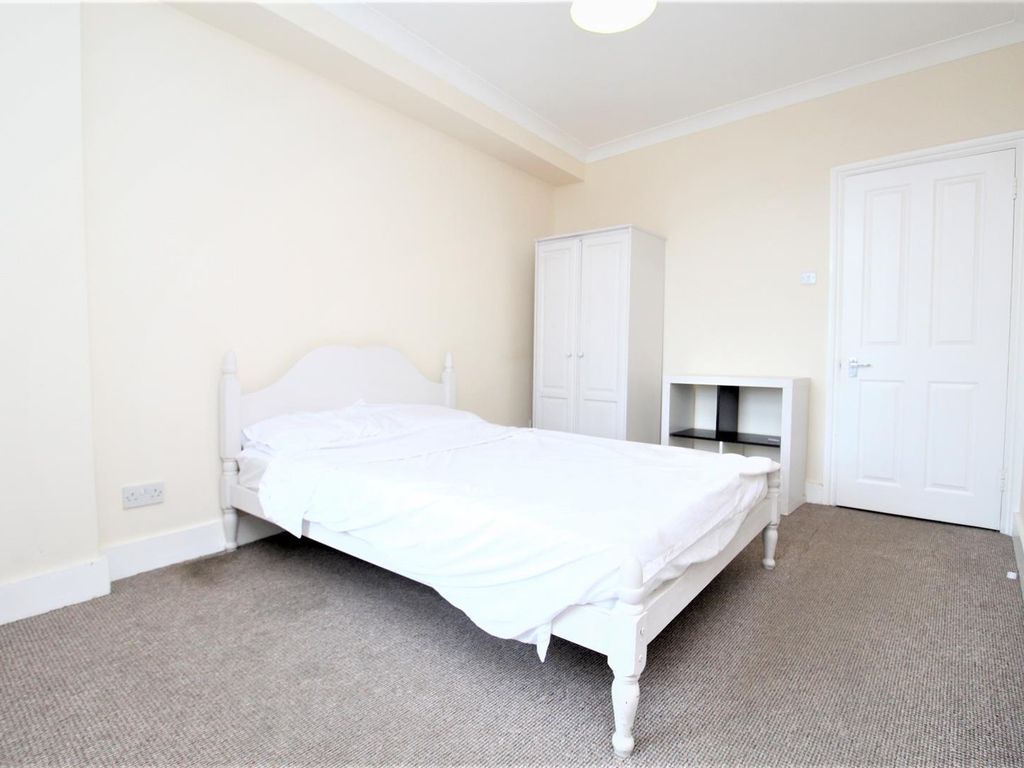 1 bed flat for sale in Station Road, London E4, £229,950