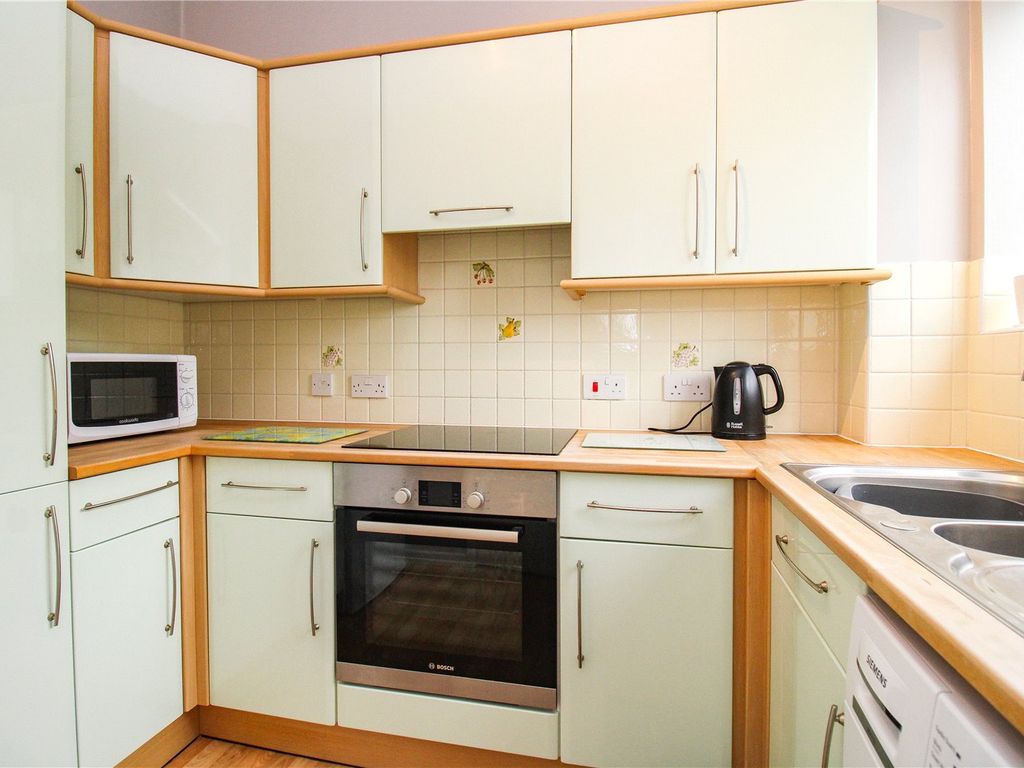 2 bed flat for sale in Drove Road, Swindon, Wiltshire SN1, £110,000