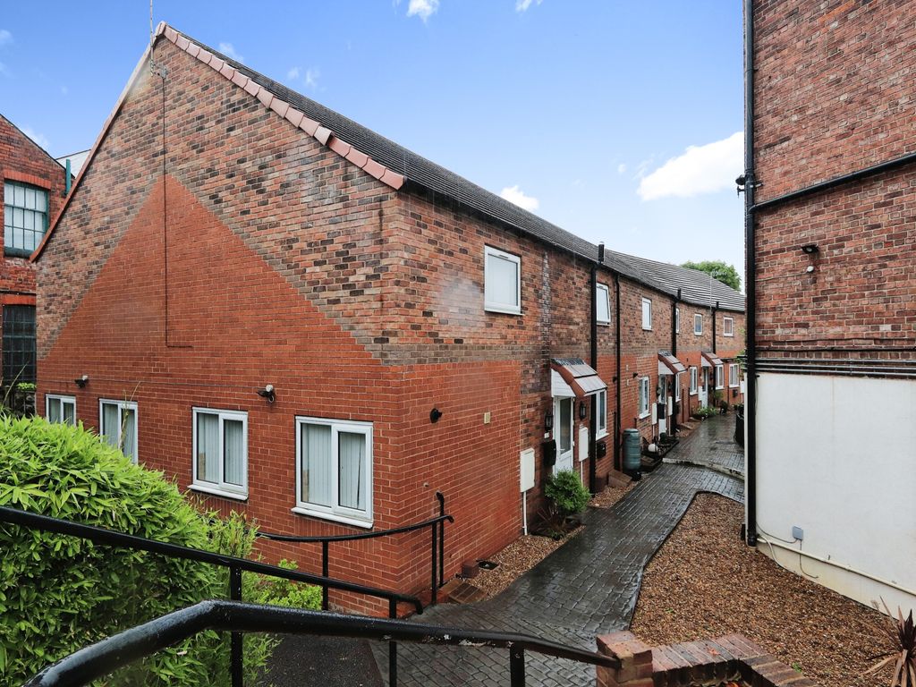 2 bed town house for sale in Middlewood Road, Sheffield, South Yorkshire S6, £135,000
