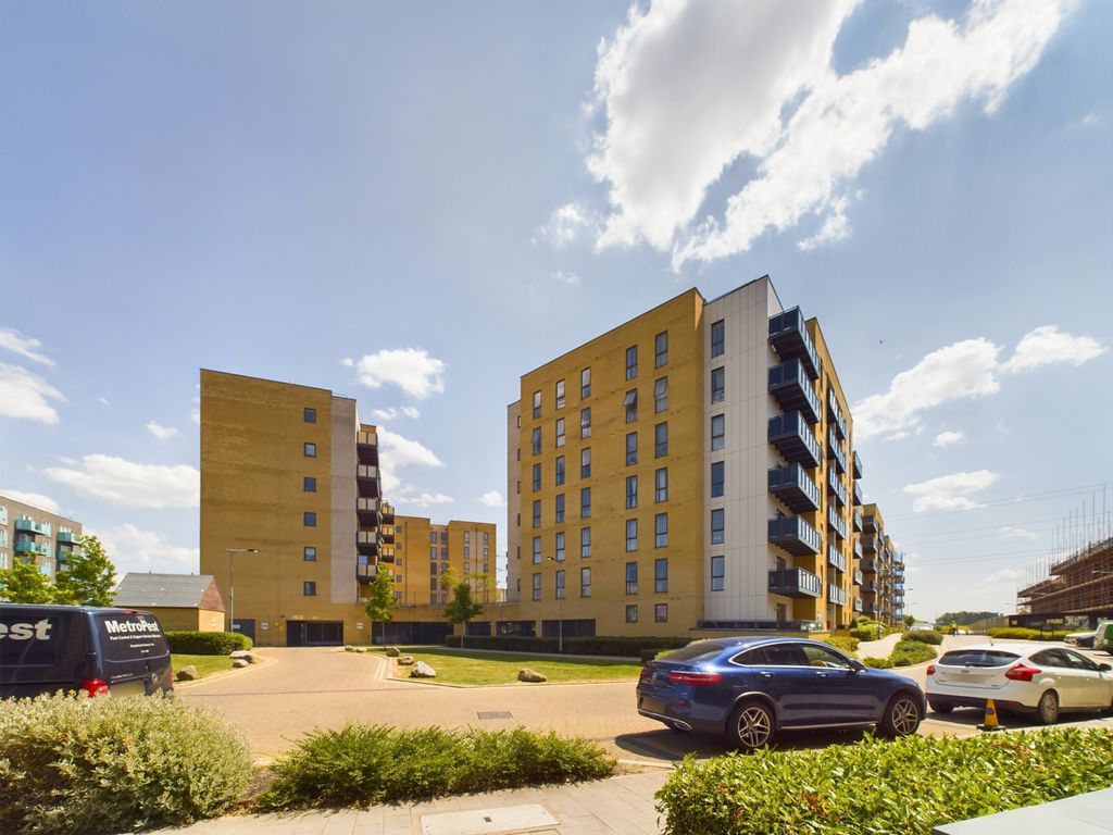 1 bed flat for sale in Sackett Road, Barking IG11, £235,000