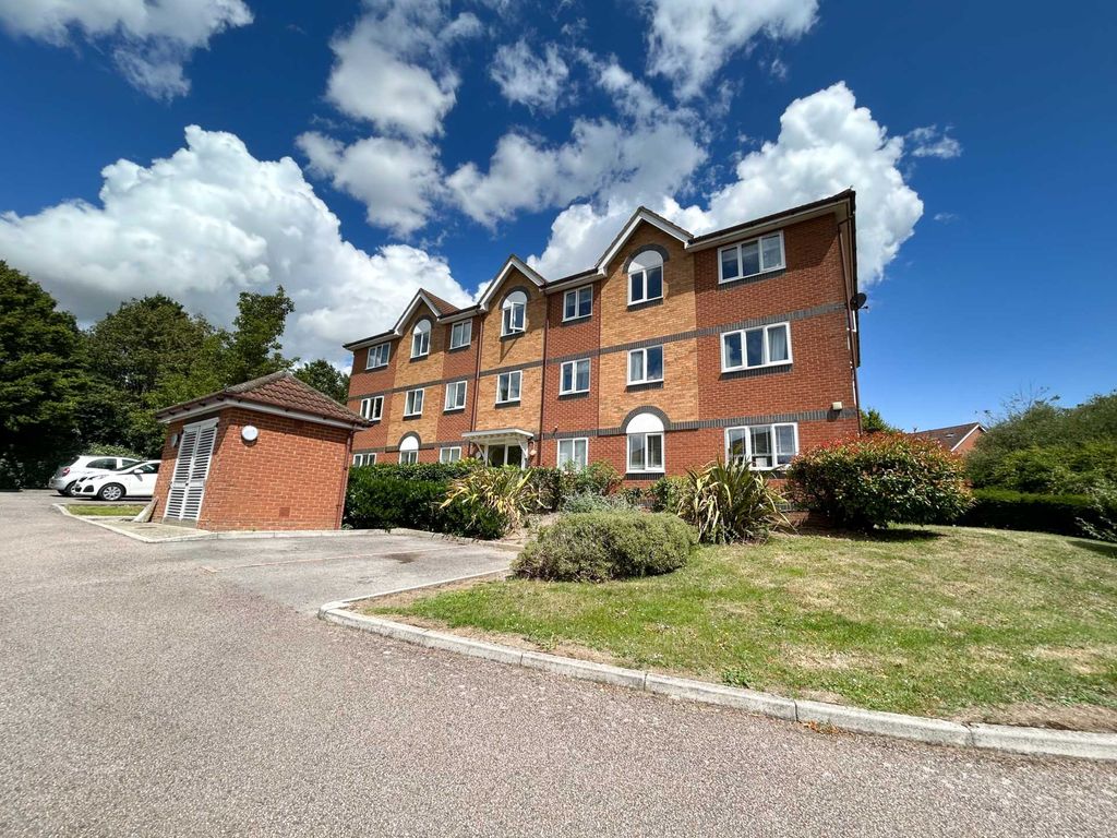 2 bed flat for sale in Hebbecastle Down, Warfield RG42, £250,000