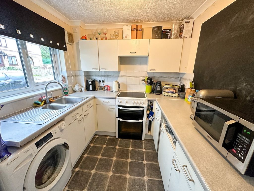 2 bed end terrace house for sale in Foxhollows, Newton Abbot TQ12, £200,000