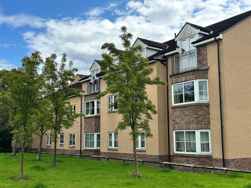 2 bed flat for sale in Feversham Crescent, York YO31, £215,000
