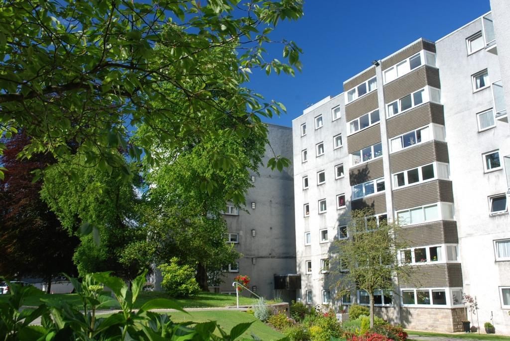 3 bed flat for sale in Norwood Park, Bearsden G61, £249,999