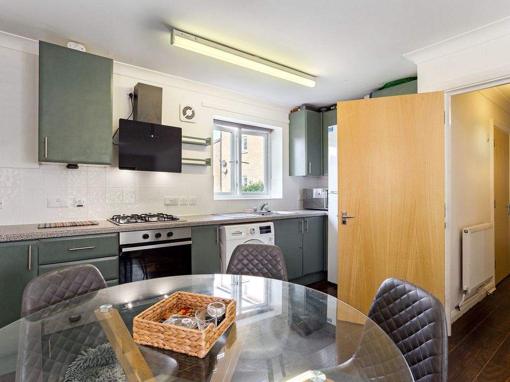 2 bed flat for sale in Hutton Avenue, Oldbrook MK6, £200,000