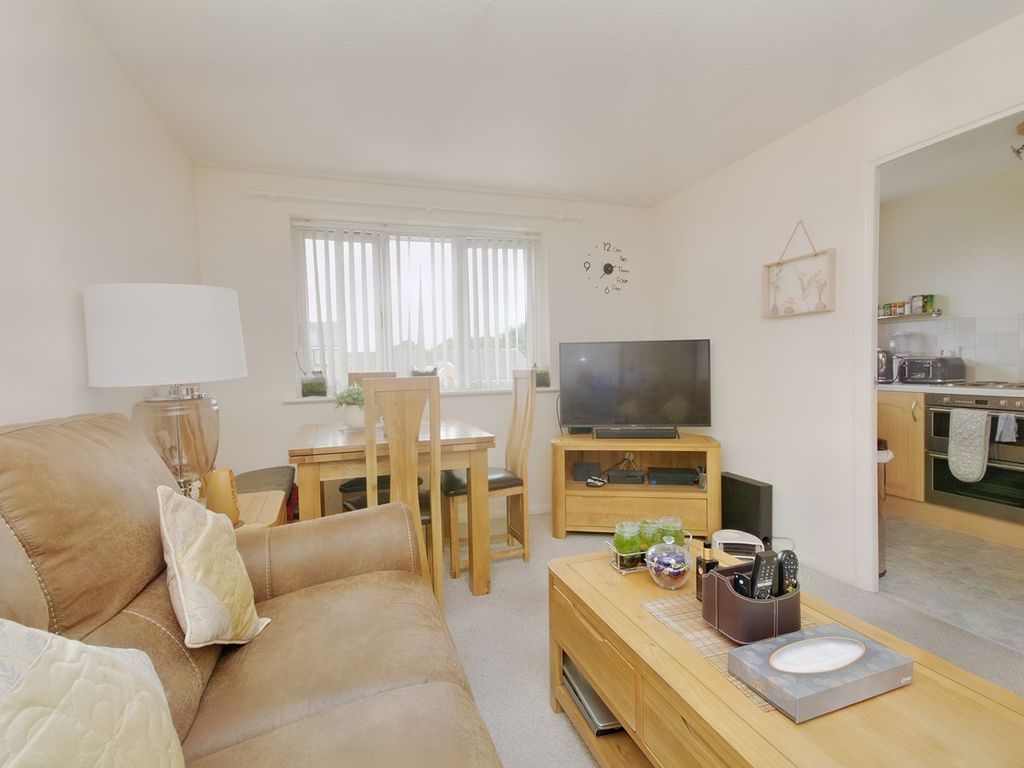 1 bed flat for sale in Redford Close, Feltham TW13, £190,000