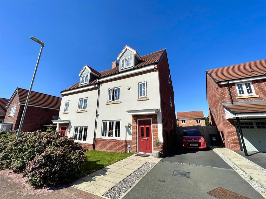 4 bed town house for sale in Harry Houghton Road, Sandbach CW11, £280,000