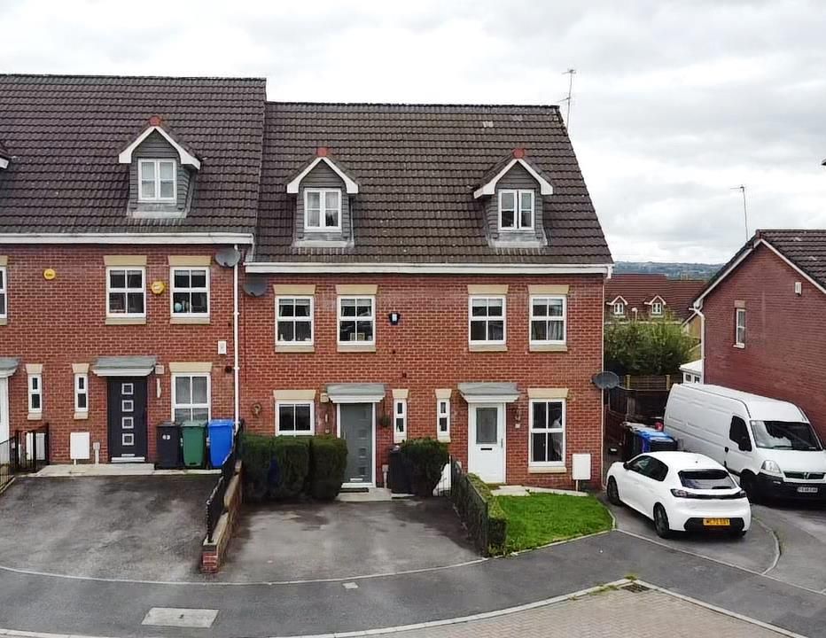 3 bed town house for sale in Elsworth Close, Radcliffe, Manchester M26, £235,000