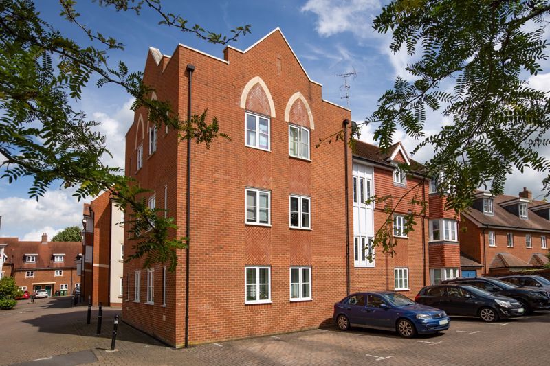 2 bed flat for sale in St. Marys, Wantage OX12, £85,500