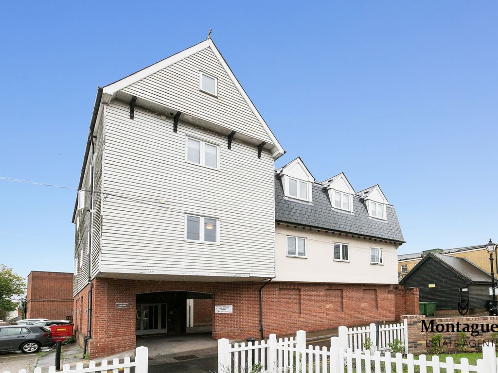 1 bed flat for sale in Buttercross Lane, Epping CM16, £275,000
