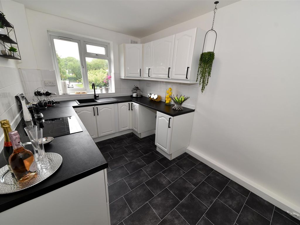 1 bed flat for sale in Savoy Close, Harborne, Birmingham B32, £144,500