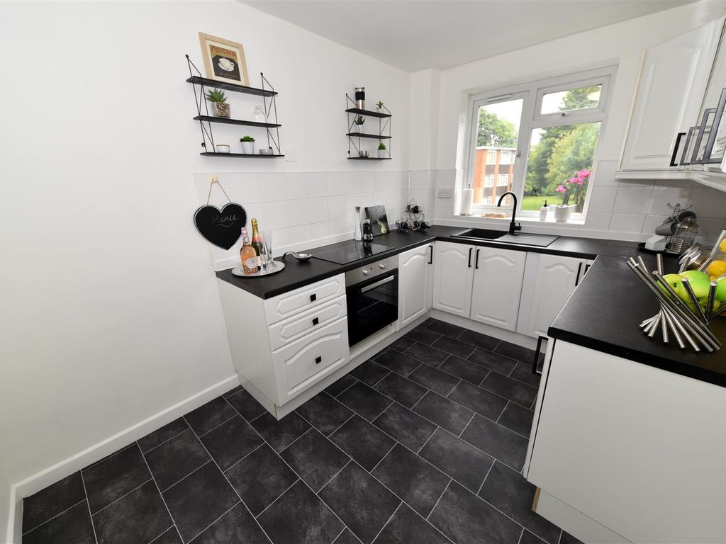 1 bed flat for sale in Savoy Close, Harborne, Birmingham B32, £144,500