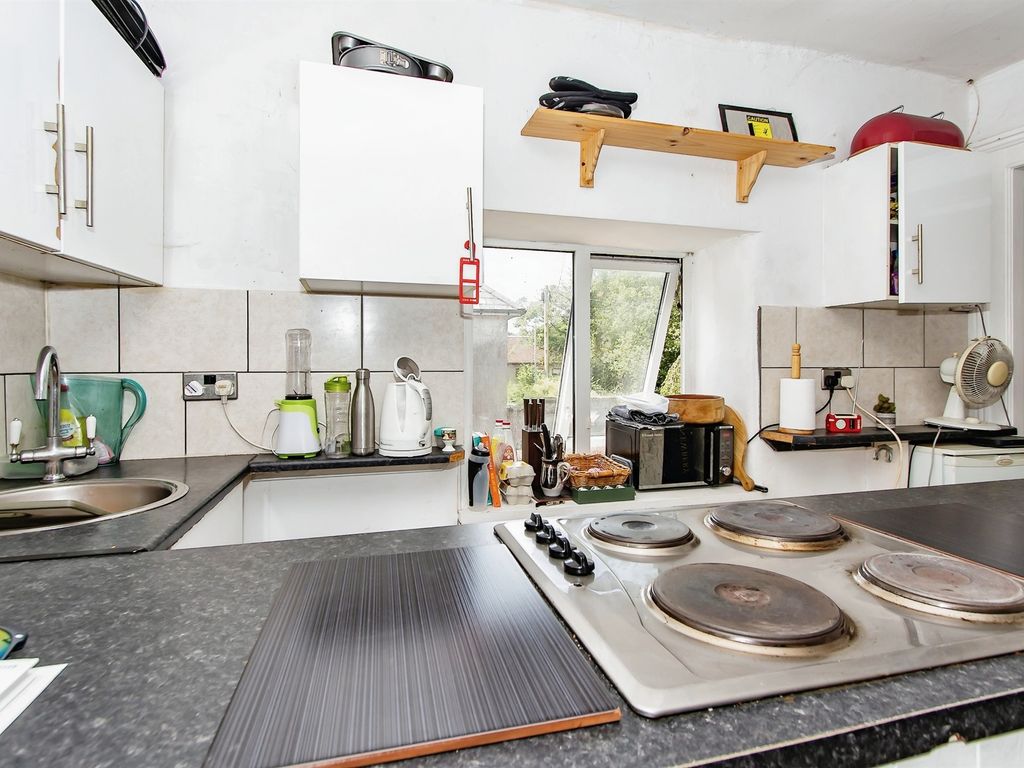 2 bed flat for sale in Butts Knapp, Shaftesbury SP7, £100,000