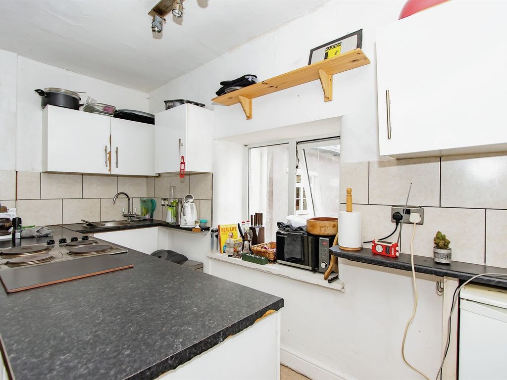 2 bed flat for sale in Butts Knapp, Shaftesbury SP7, £100,000