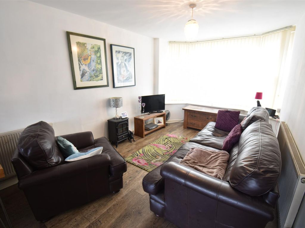 2 bed flat for sale in Fairfield Road, Buxton SK17, £110,000