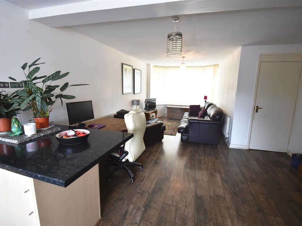 2 bed flat for sale in Fairfield Road, Buxton SK17, £110,000