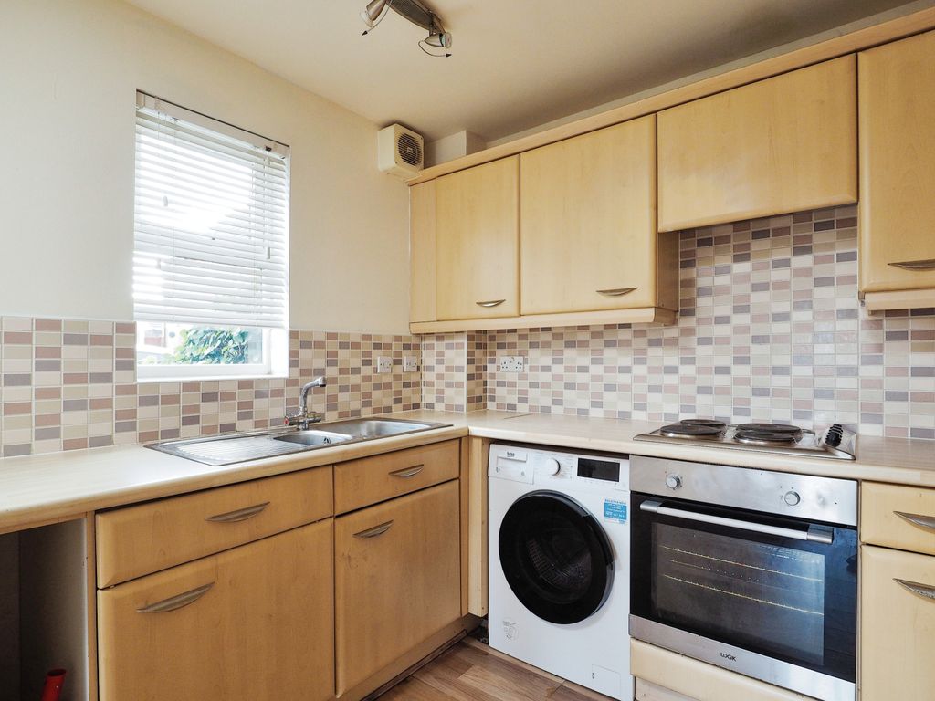 2 bed flat for sale in Shaw Road, Chilwell, Beeston, Nottingham NG9, £135,000