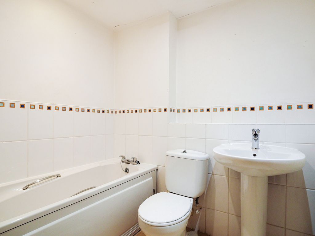 2 bed flat for sale in Shaw Road, Chilwell, Beeston, Nottingham NG9, £135,000