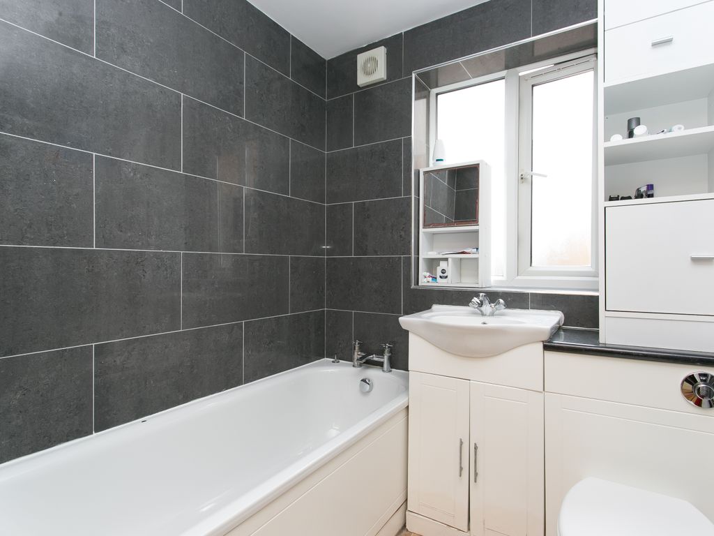 2 bed flat for sale in Park Road, London E10, £325,000
