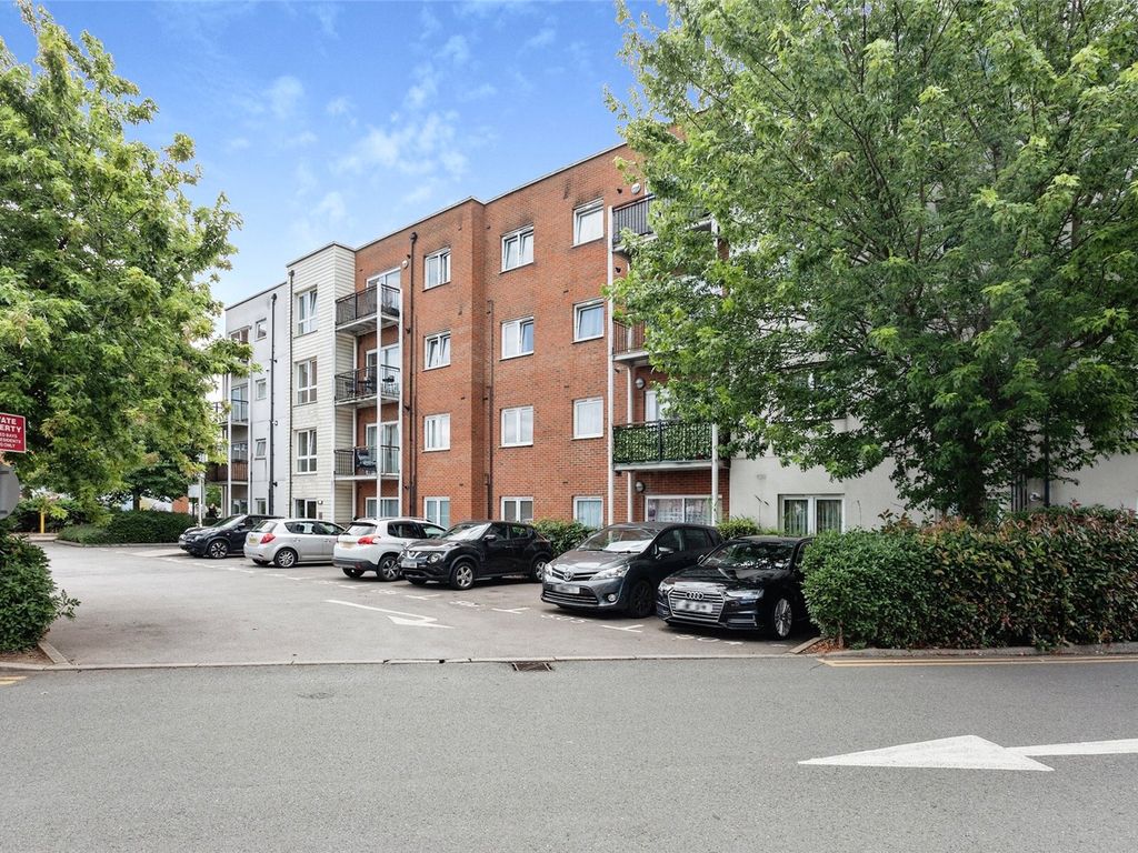 1 bed flat for sale in Canalside, Redhill RH1, £200,000