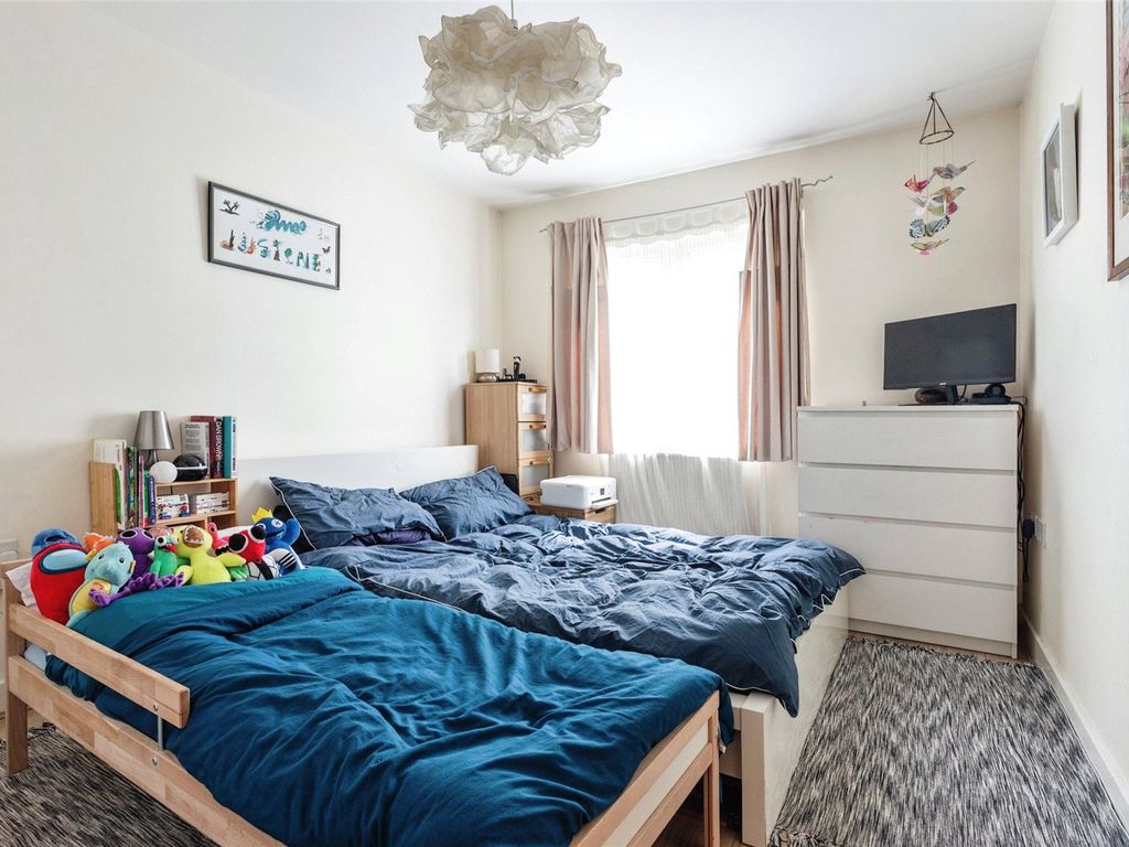 1 bed flat for sale in Canalside, Redhill RH1, £200,000