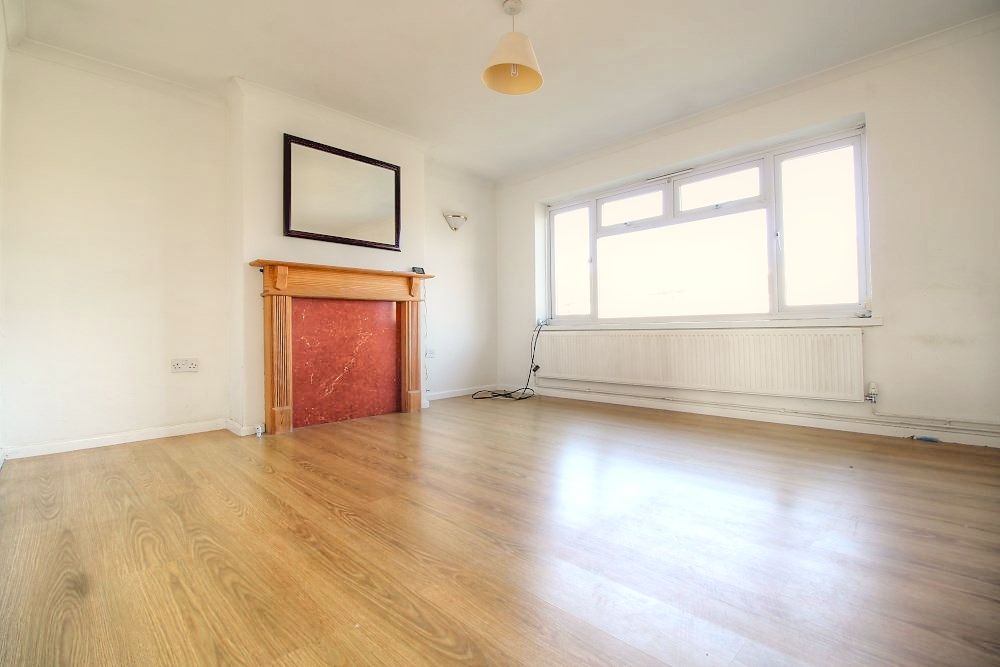 1 bed flat for sale in Midhurst Road, Eastbourne BN22, £139,950