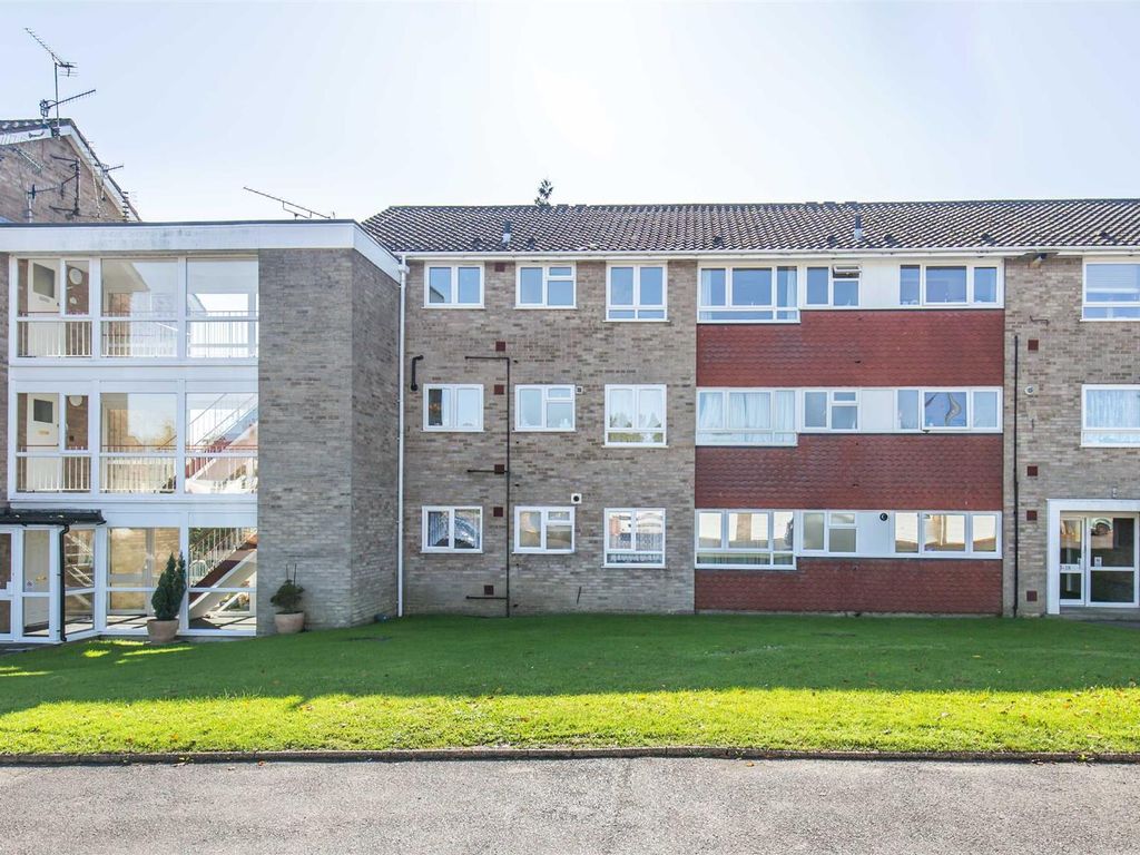 2 bed flat for sale in East Hill, Oxted RH8, £295,000