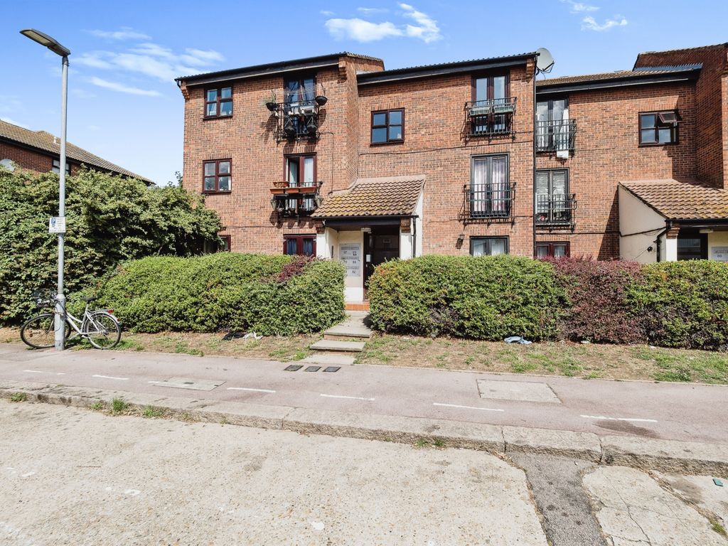 1 bed flat for sale in Shafter Road, Dagenham RM10, £185,000