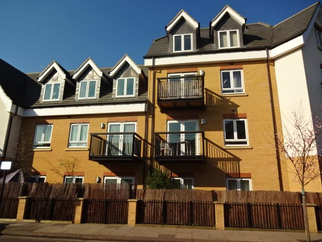 1 bed flat for sale in Featherstone Court, Featherstone Road, Southall, Middlesex UB2, £220,000